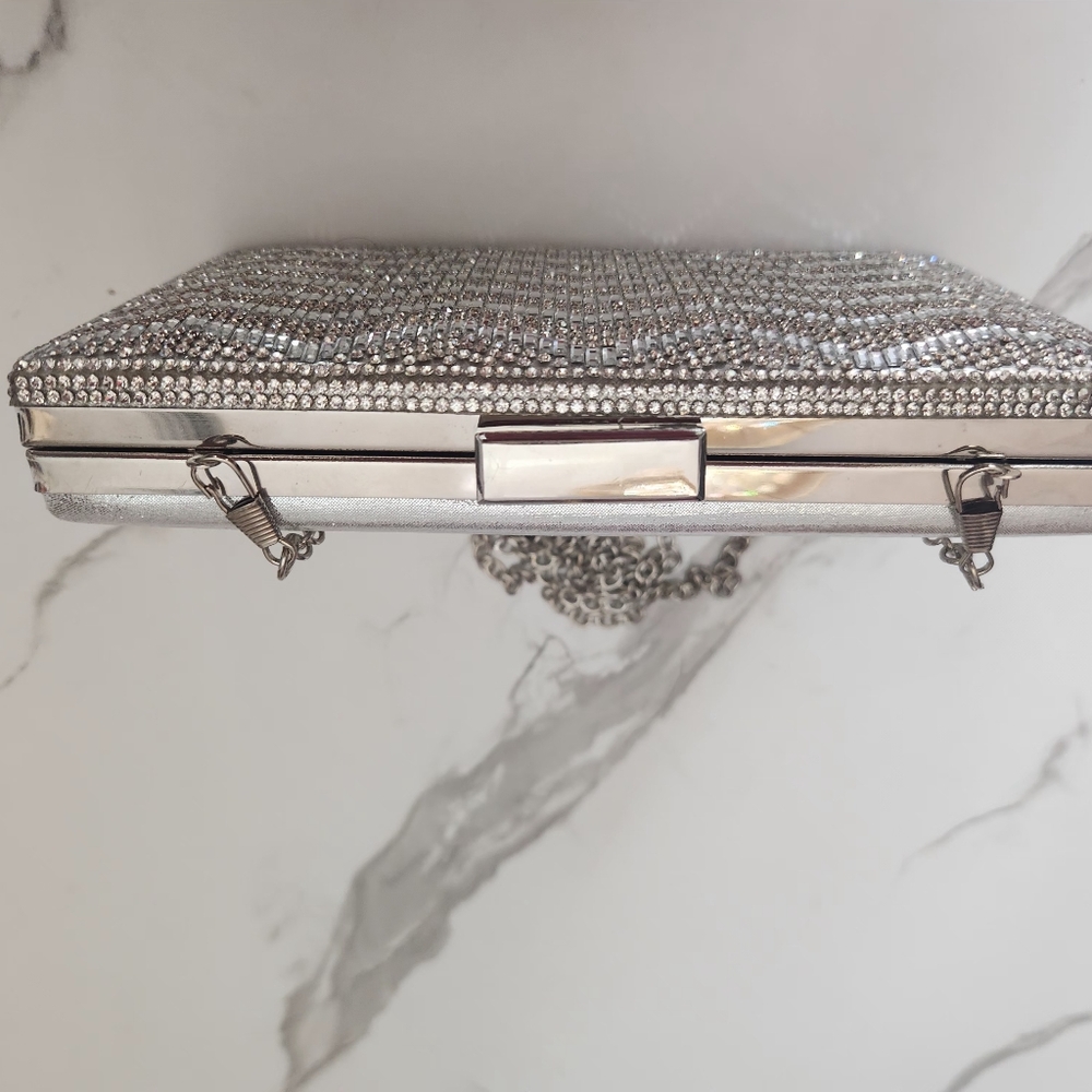Ladies Silver Chevron Evening Bag. Clutch Or You Can Use Detachable Strap. - Picture 3 of 5
